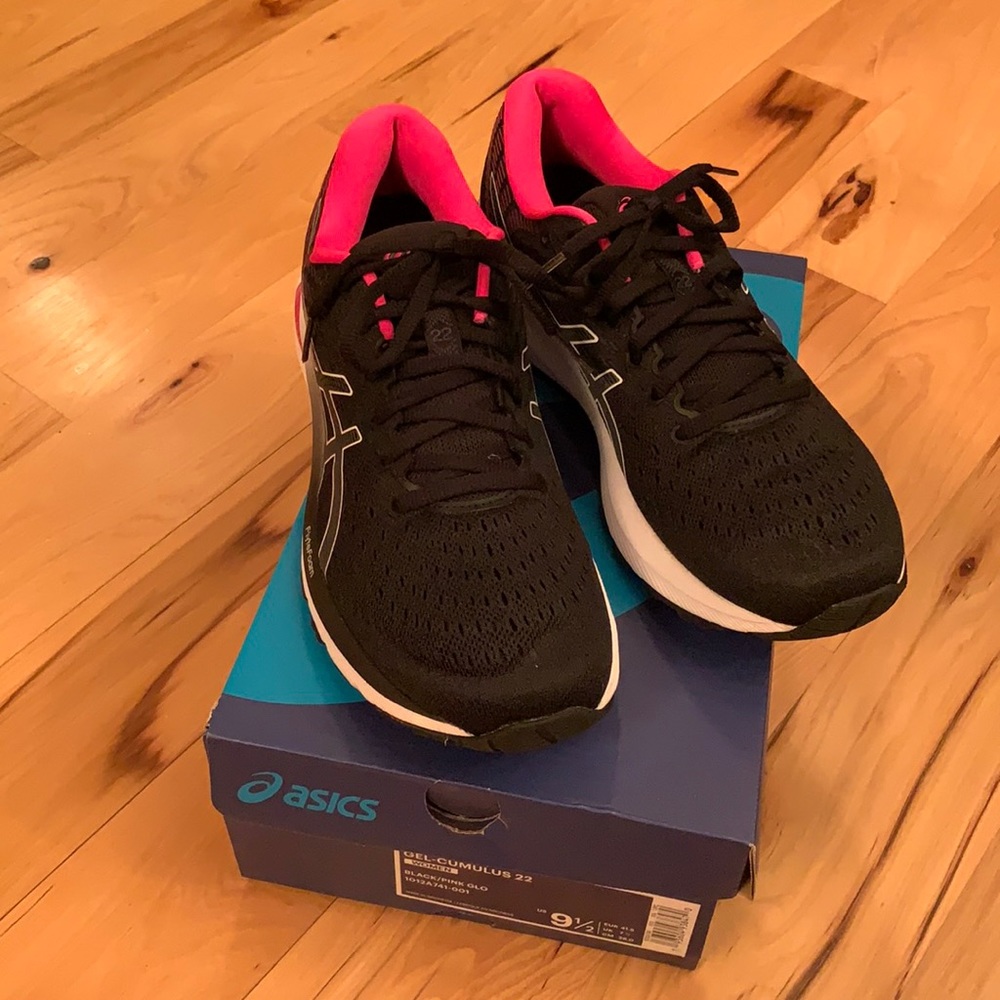 BRAND NEW ASICS Gel Cumulus 22 size 9-1/2